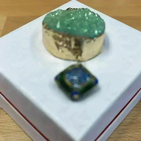 Unique Crystal pendant. - Picture 2 of 6